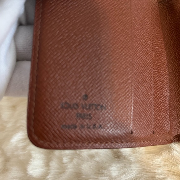 Louis Vuitton - Picture 6 of 8